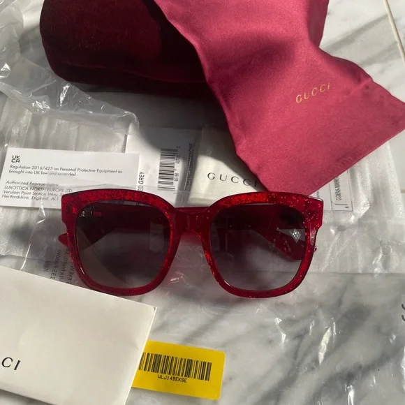 GUCCI RED GLITTER FROM THE WELLINGTON COLLECTION, JUST  display picture 1